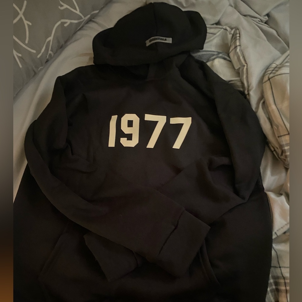 Essientials 1977 hoodie, perfect condition, size L fits like M, need gone,